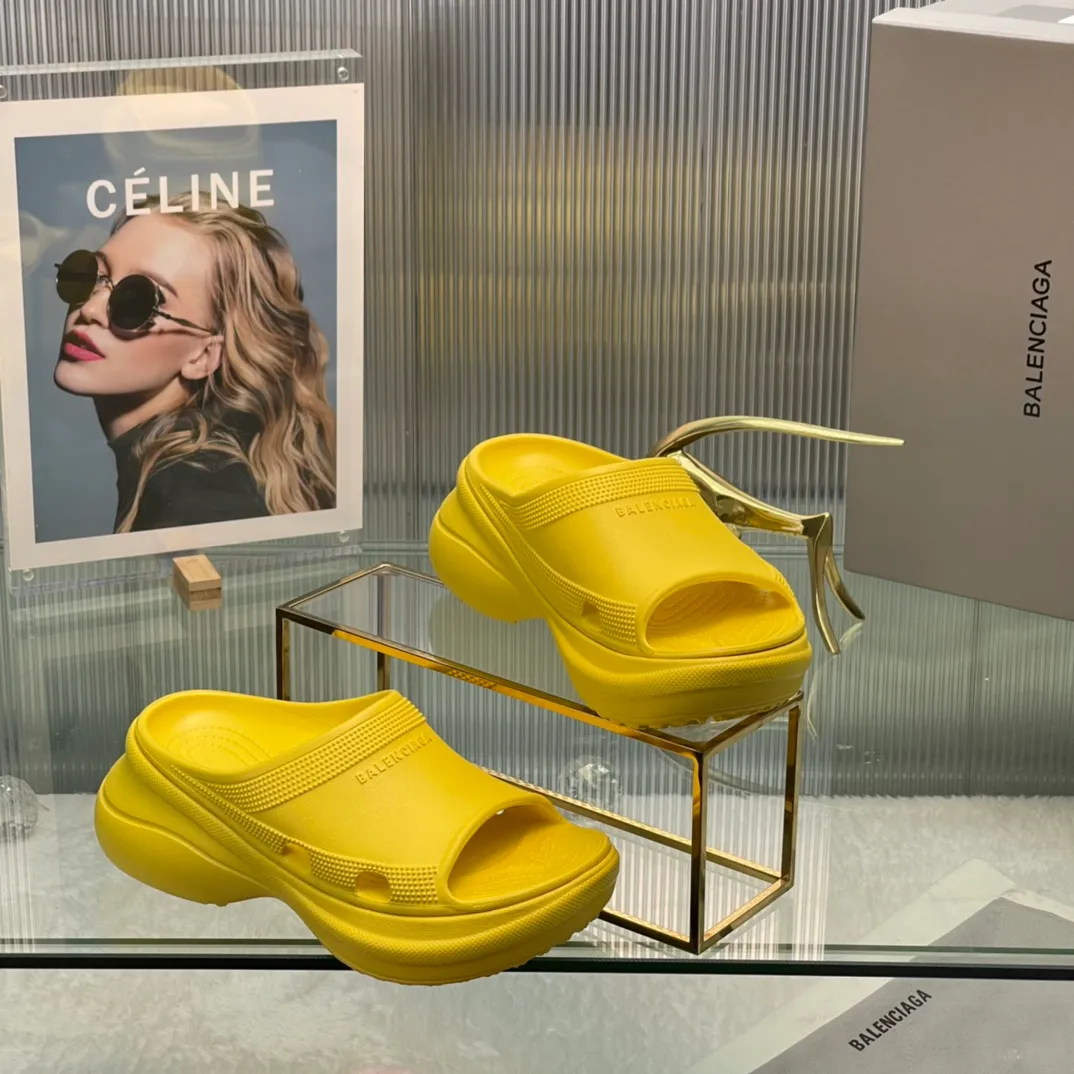 👟👟Ex-factory price 380👟👟 35-41 ‍🔥 ‍🔥 ‍🔥Balenciaga’s latest hole-in-the-wall slippers are now available! 🎉🎉🎉A sandal that is popular on Instagram, 🎊🎊🎊 and all major platforms of Xiaohongshu! Made of high-tech materials and molded in one piece, it is lightweight, wear-resistant, and waterproof! ✨✨✨ The heel height is 6CM. The colors are being added one after another to meet your various color combinations and different needs. A very cost-effective product!